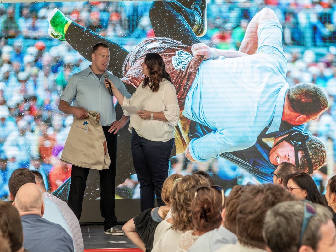 Auch Schwingerkönig Matthias Sempach gratuliert den Emmi-MitarbeiterInnen