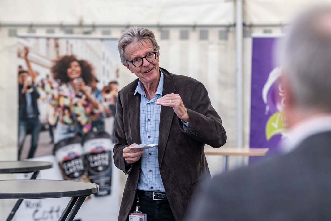 Emmi stellt an ihrem drittgrössten Schweizer Produktionsstandort in Suhr auf Fernwärme um und senkt so die CO2-Emissionen um jährlich mehr als 5’000 Tonnen.