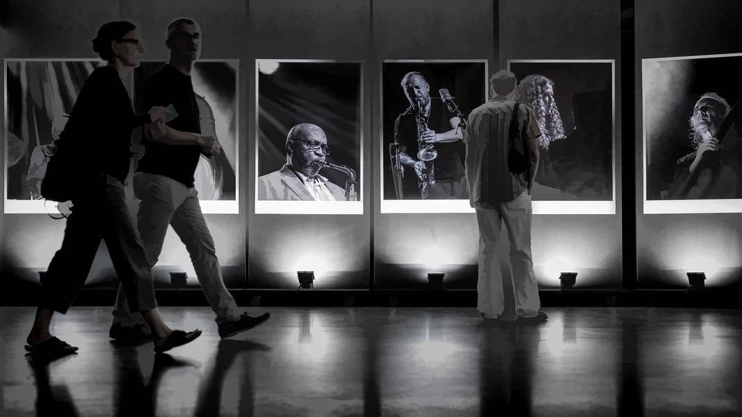 "Ahnengalerie" im Foyer der Festhalle Willisau.