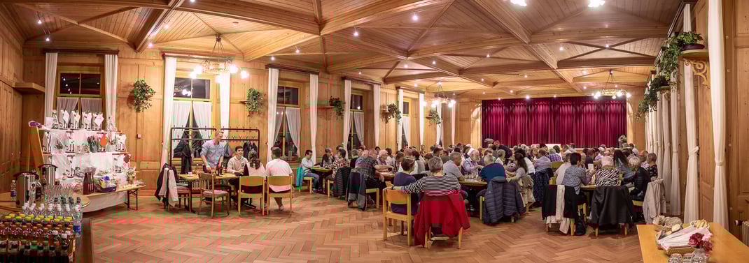 Wunderbares Dorftheater: Die Theatergruppe Flühli gastiert mit einem dreiteiligen Schwank im stilvoll restaurierten Saal des Hotel Kurhaus Flühli.