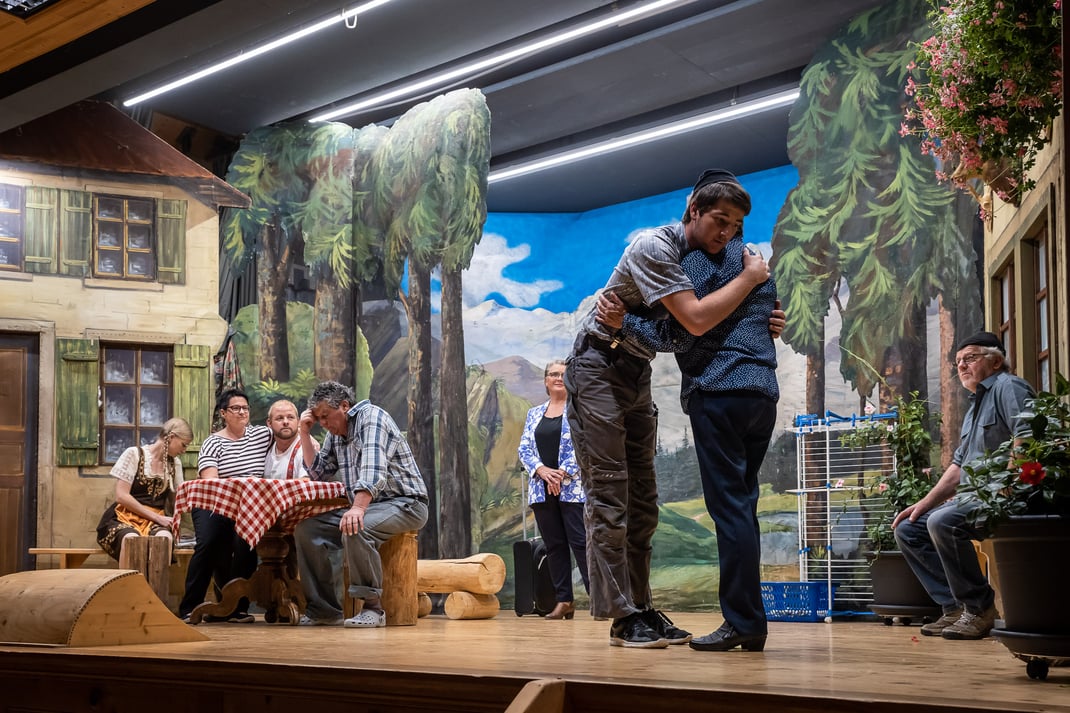 Wunderbares Dorftheater: Die Theatergruppe Flühli gastiert mit einem dreiteiligen Schwank im stilvoll restaurierten Saal des Hotel Kurhaus Flühli.