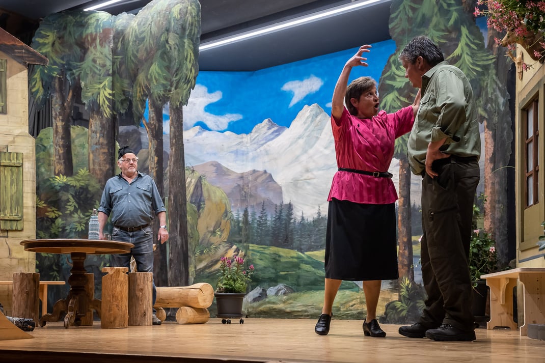 Wunderbares Dorftheater: Die Theatergruppe Flühli gastiert mit einem dreiteiligen Schwank im stilvoll restaurierten Saal des Hotel Kurhaus Flühli.