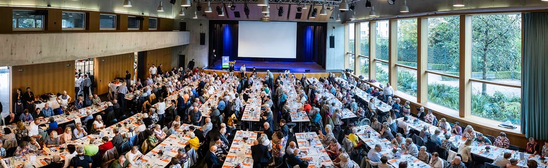 Die Braui Hochdorf bis auf den letzten Platz gefüllt: nach 2 Jahren Pause endlich wieder das langersehnte Migros-Familienfest.