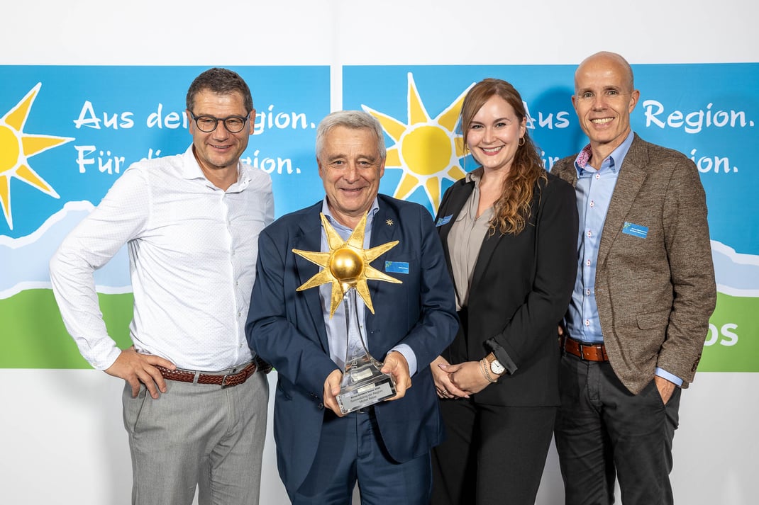 Guido Rast, Geschäftsleiter der Migros Luzern (links), Svjetlana Garic, Leiterin Marketing Kommunikation und Jeroen Zimmermann, Leiter Supermarkt der Migros Luzern, freuen sich mit Michel Reber, Gewinner der "Ehren-Goldenen-Sonne".