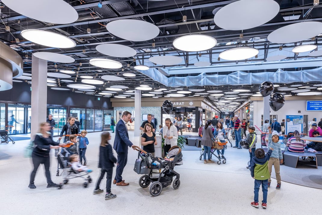Viel Betrieb am Eröffnungstag in der neuen, hellen Mall des Einkaufszentrums Surseepark.