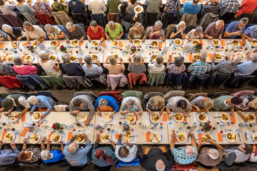 Essen unter Freunden: Pensioniertenfeier der Migros Luzern in der Braui Hochdorf: Lachen, Schwatzen, Strahlen und fein essen, ein Klassentreffen der besonderen Art.