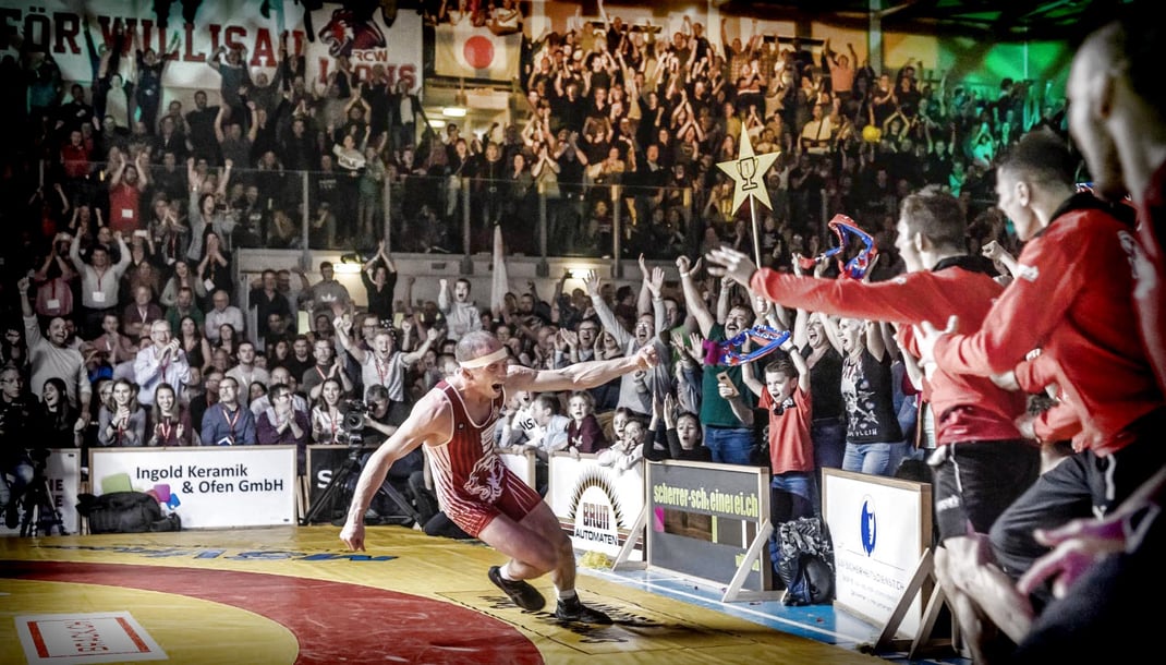Matchwinner Jonas Bossert entschied die ultraspannende Finalissima im letzten Kampf und lässt nun seinen Emotionen freien Lauf.