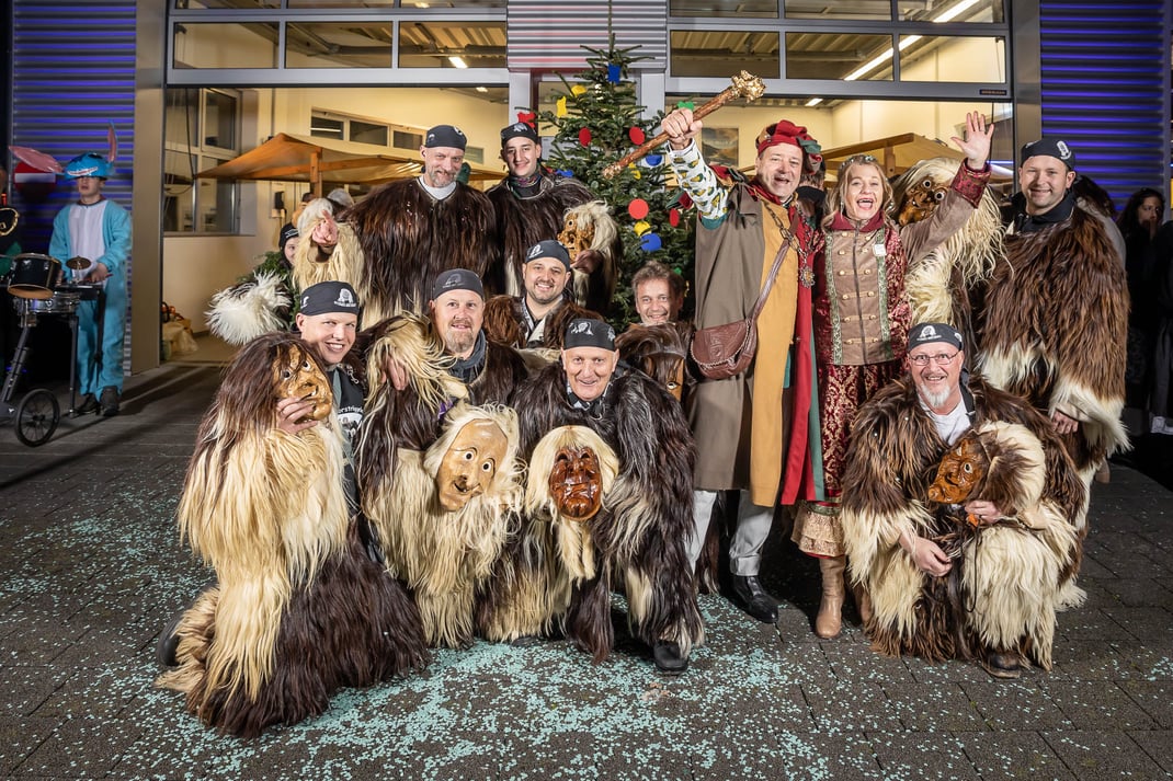Zunftmeister-Apéro in der Kreuz-Garage: Gruppenbild mit Zunftmeisterpaar: Moorsträggele Ostergau.