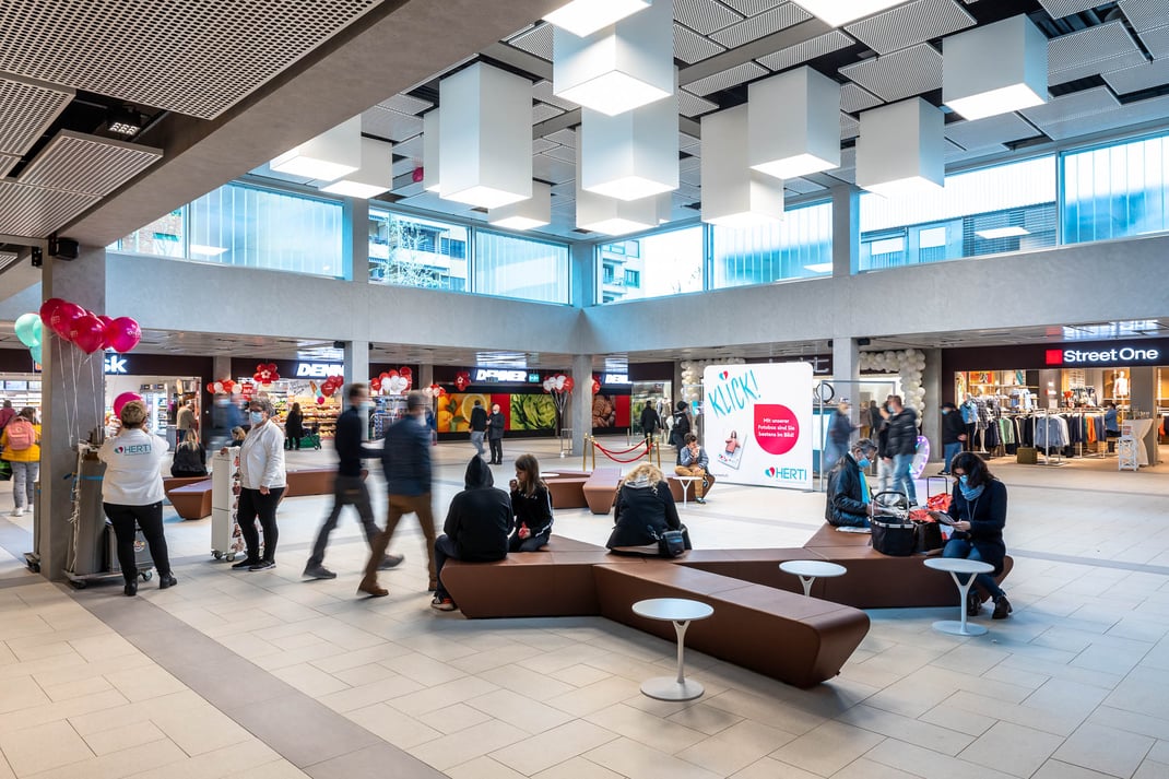 Eingänge in alle vier Himmelsrichtungen führen auf das zentrale, helle Foyer.