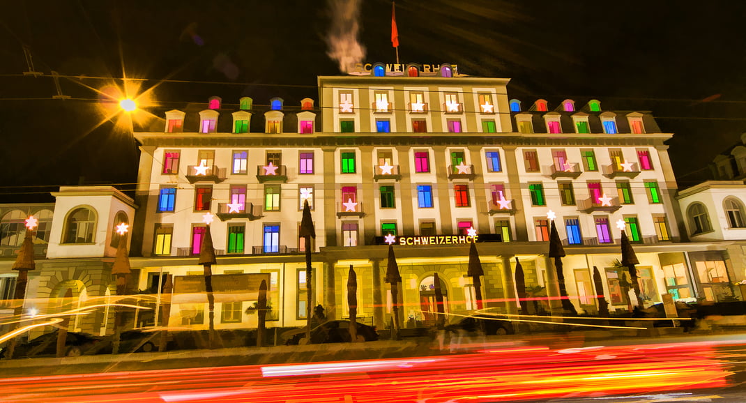 Hyperlaps (bewegte Zeitraffer / Timelaps) aus dem nächtlichen Luzern zwischen Weihnachten und Neujahr 2015. "Kamerafahrten" mit stundenlangem Verschieben eines Dreibeinstativs und einem kleinen CineSkates-Dolly von CineMocoSystems