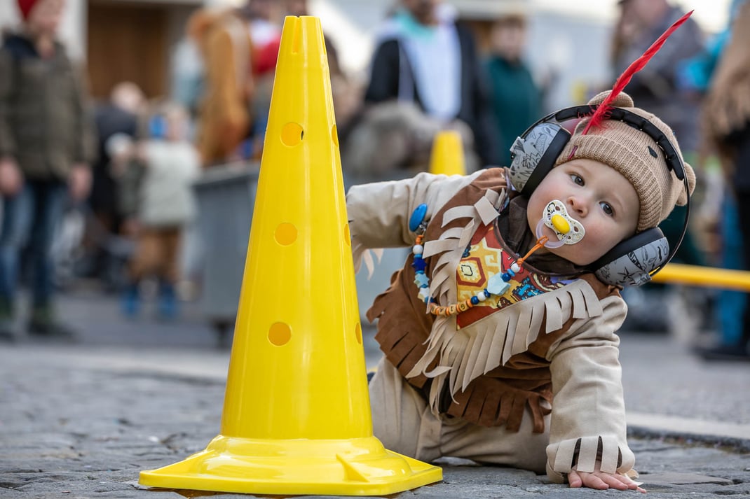Ein junger Indianer geniesst den Spielparcour an der Kinderfasnacht.