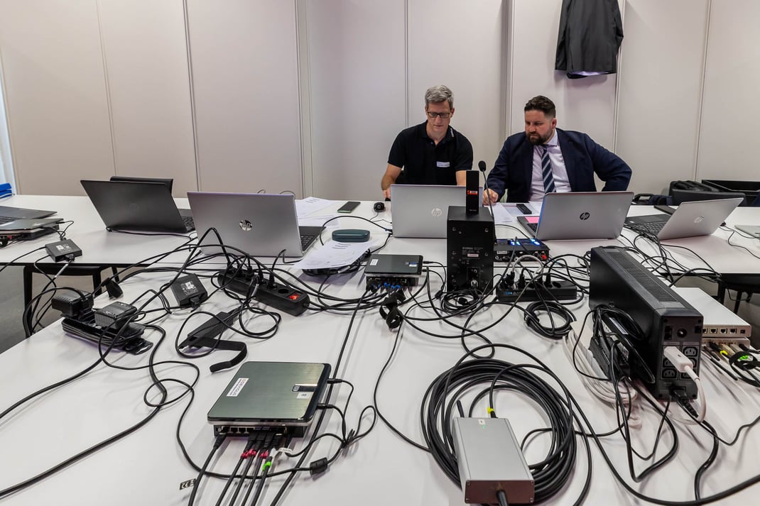 Backstage: Hier laufen buchstäblich alle Faden der digitalen Abstimmungen zusammen...