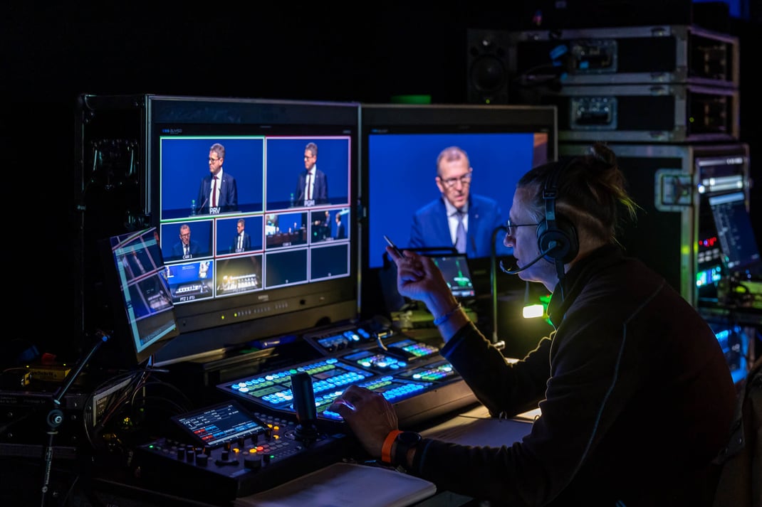 Video-Regie der auviso (audio visual solutions ag) hinter der riesigen Leinwand