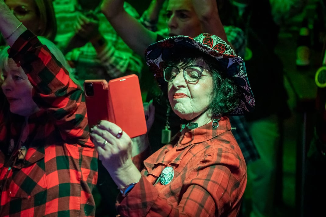 Kamera-Lady in passendem Outfit auf Video-Safari.