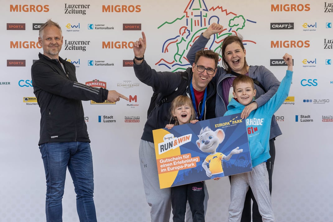Eine der Siegerfamilien gewinnt einen Erlebnistag im Europa-Park