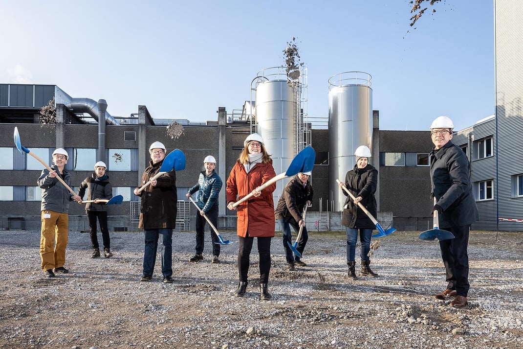 Spatentstich des Luzerner Milchverarbeiters EMMI zum Bau der grössten Käserei der Schweiz am Standort Emmen. 