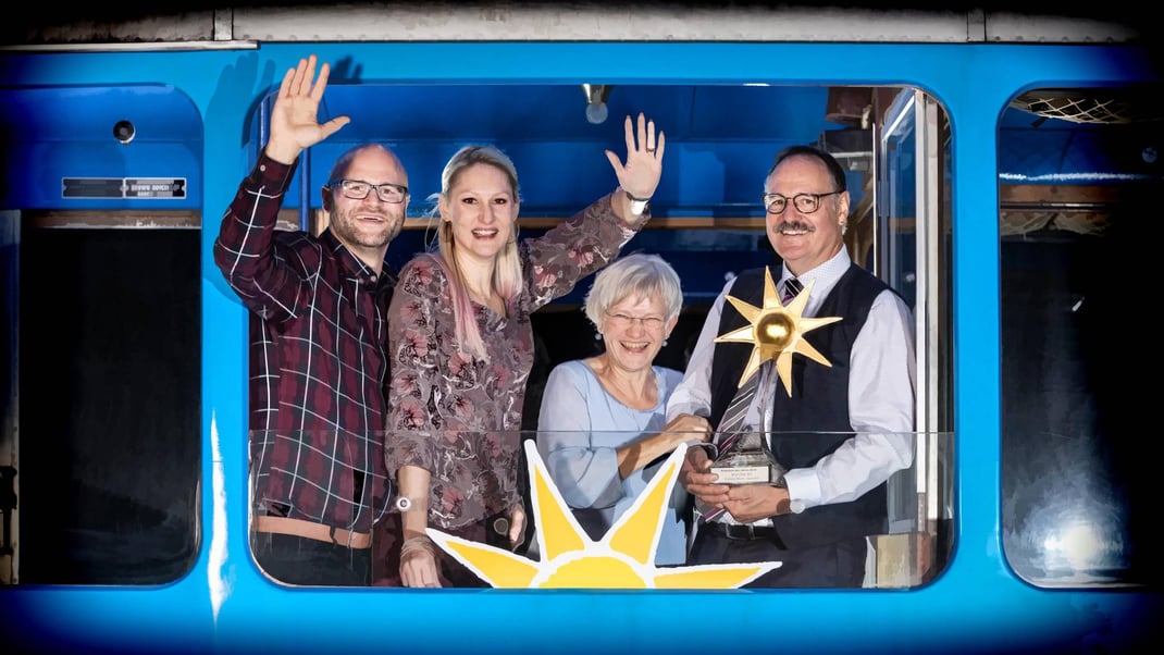 Sie freuen sich über die erste Auszeichnung nach 26 Jahren als Migros-Eierlieferanten: Adrian, Tanja, Romy und Paul Blum im AdR-Rigi-Triebwagen (im Look "Aus der Region - Für die Region")