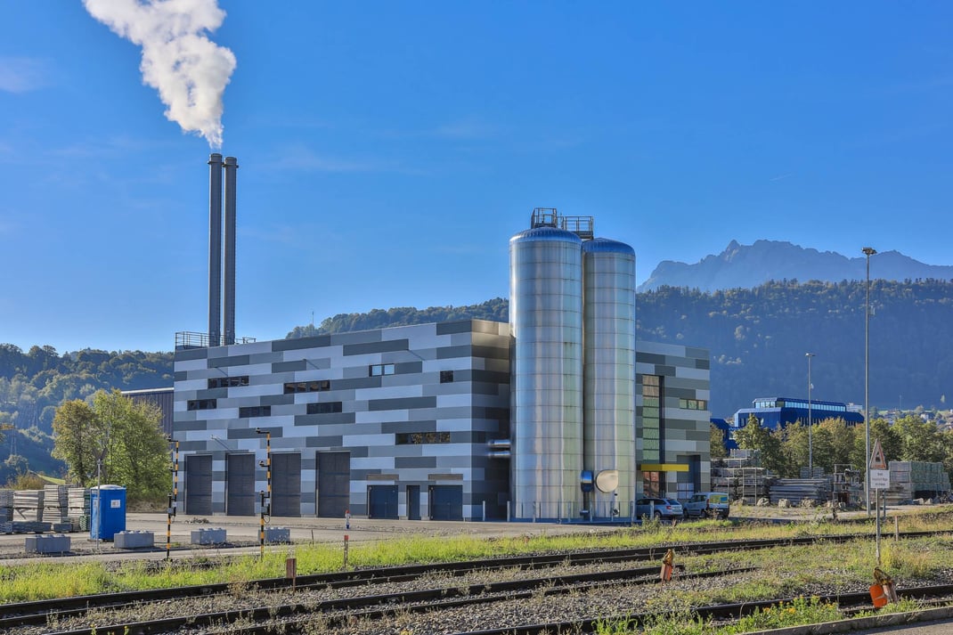 Die Fernwärme Luzern AG eröffnete am 7. März 2018 offiziell die Energiezentrale Emmen Luzern. Die neue Zentrale dient zur Einbindung der Abwärme der Swiss Steel AG sowie zur Steuerung und Überwachung des Fernwärmenetzes.