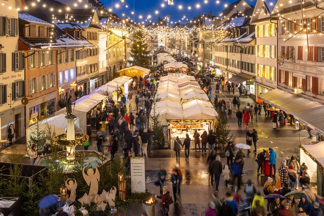 Die Besucher:innen liessen sich von der feuchten Witterung nicht abhalten und schlenderten durch die Gassen des Willisauer Stadtkerns.