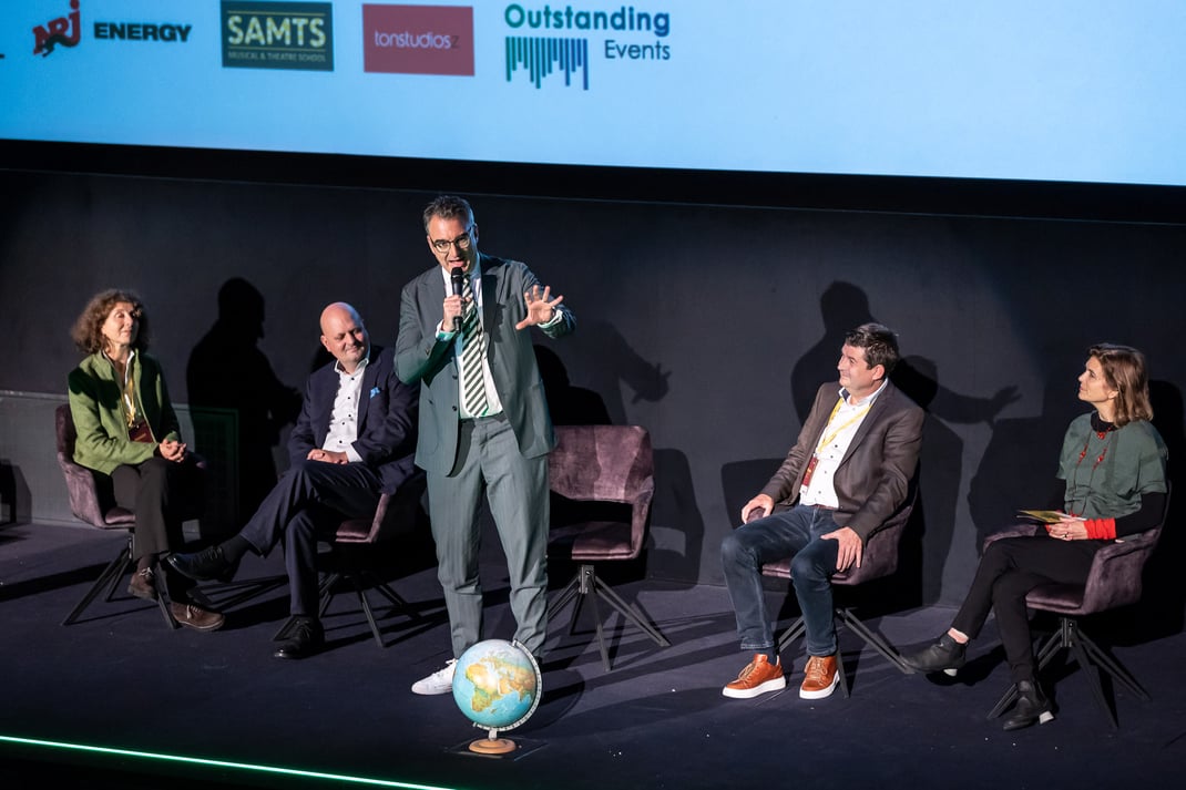 Die hochkarätige Jury des Energiefilm Züri Award 2022 lauscht den Worten von Christian Jungen, Jurymitglied und Direktor des Zurich Film Festival, offizieller Partner des Energiefilm Züri.