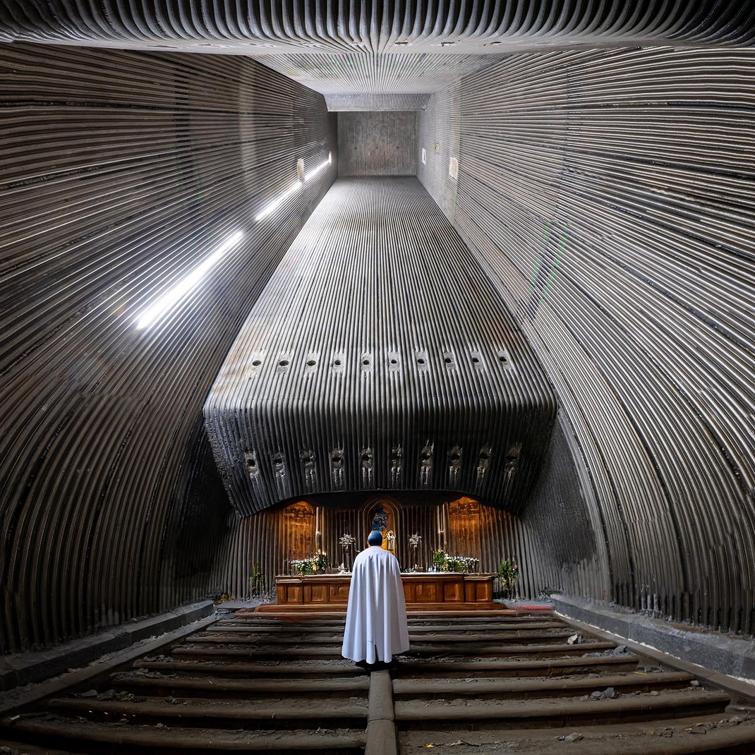 Panoramafoto Verbrennungsofen Nr. 2 der Kehrrichtverbrennungsanalage KVA in Perlen kurz vor der Wieder-Inbetriebnahme nach der Jahresrevision (Altar & Priester mittels KI ergänzt)