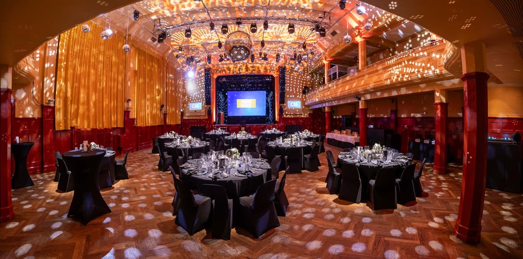 Der festlich geschmückte Saal im Bierhübeli Bern wartet auf die Awar-Gewinner:innen der CSS.