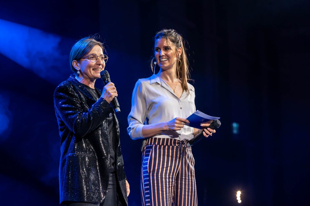 CEO Philo Colatrella und Moderatorin Annina Campell