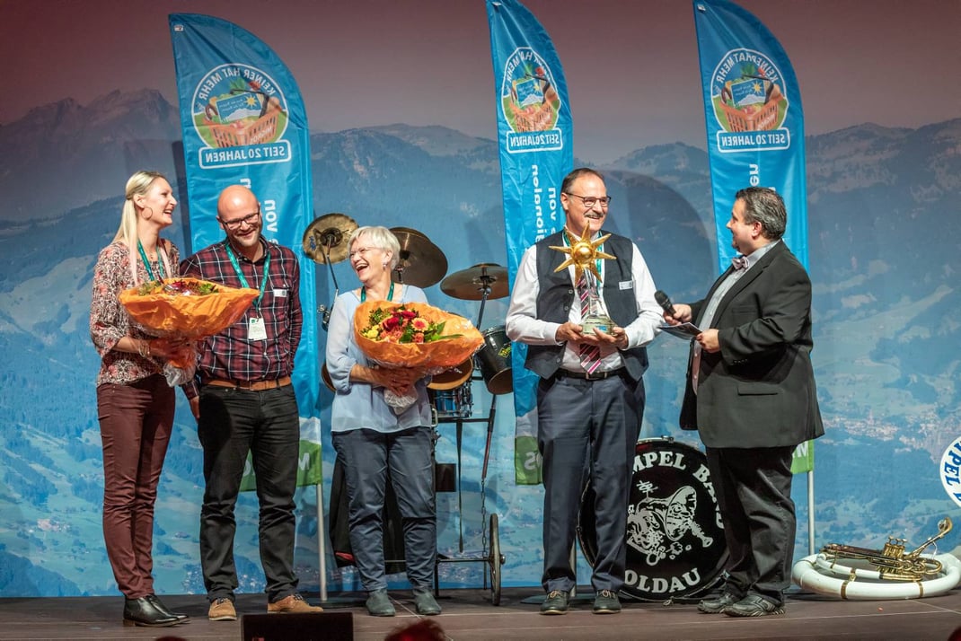 Übergabe der Goldenen Sonne auf der Rigi: Tanja, Adrian, Tanja, Romy und Paul Blum. Rechts Moderator Andreas Balsiger.