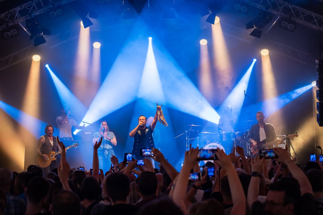 Trotz Gluthitze im Festzelt begeisterte Bligg die Gäste der Geburtstagsfeier "100 Jahre Raiffeisenbank Möhlin".