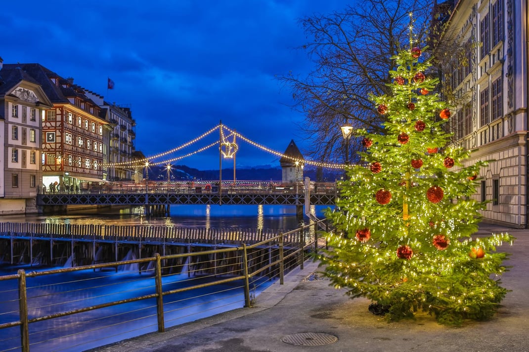Christbaum am Reussstegmit Reusswehr, Reussbrücke und Wasserturm