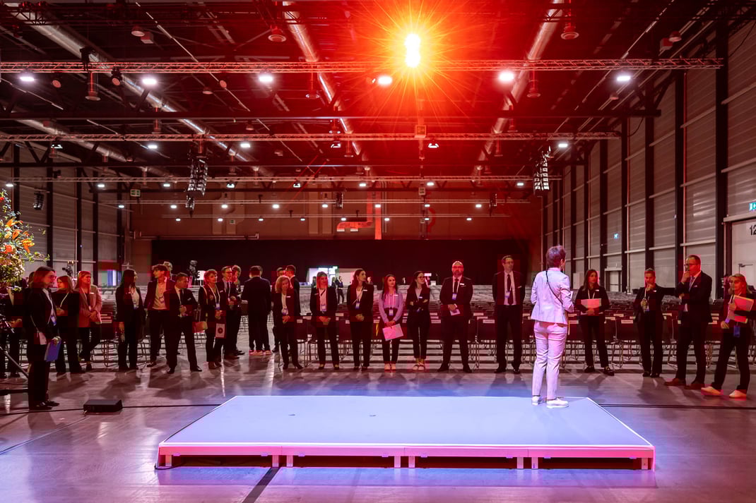 OK-Chefin Ursi Ineichen instruiert die Mitarbeitenden