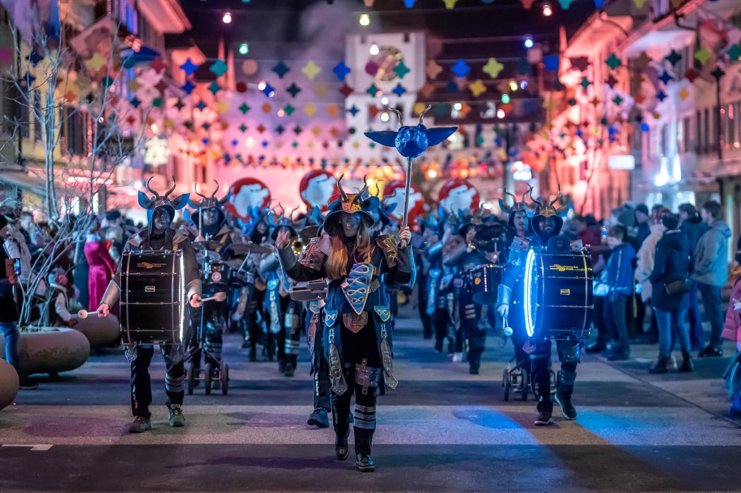 Die jubilierenden Let's Fetz eröffnen den Einzug ins fasnächtlich dekorierte Städtchen.