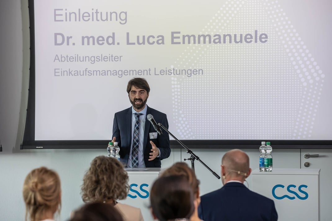 Einleitung durch Dr. med. Luca Emmanuele, Abteilungsleiter Einkaufsmanagement Leistungen.