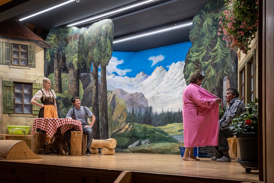 Wunderbares Dorftheater: Die Theatergruppe Flühli gastiert mit einem dreiteiligen Schwank im stilvoll restaurierten Saal des Hotel Kurhaus Flühli.