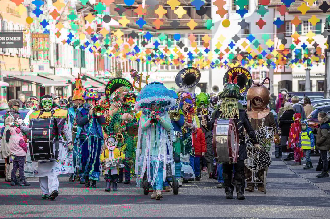 Die bunte Truppe der Napfrugger zieht am Schmudo durch die Hauptgasse.