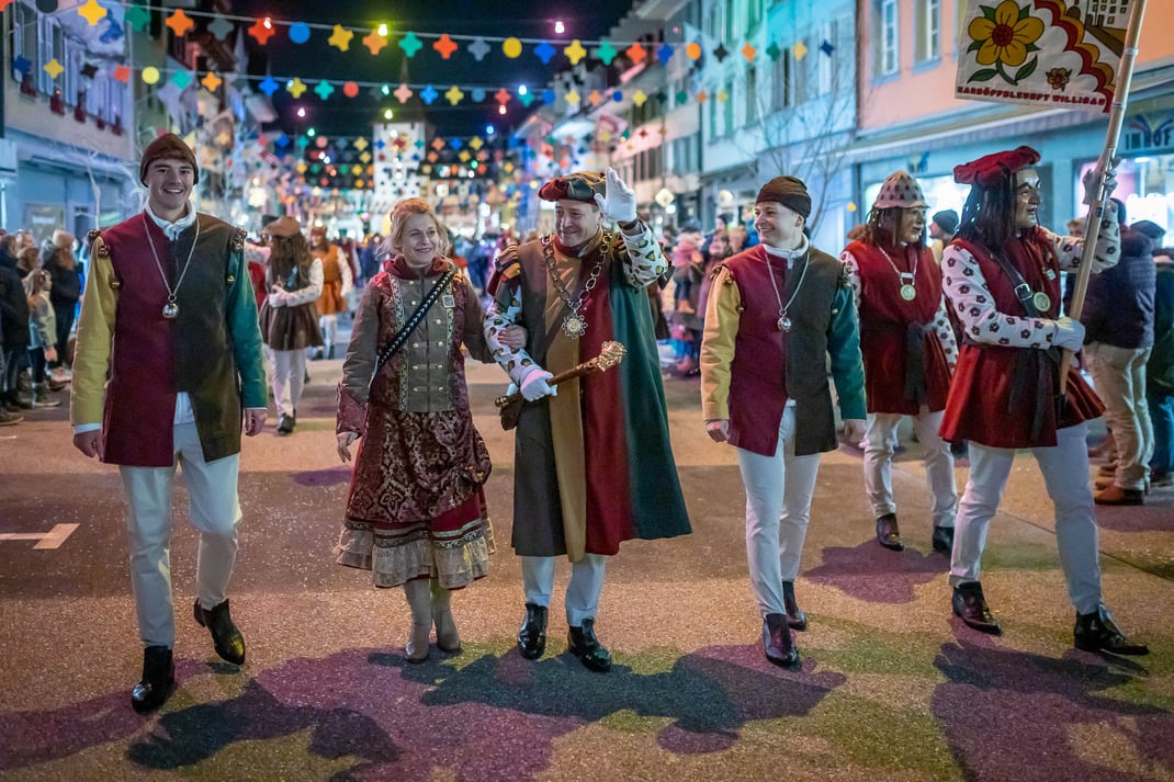 Das Zunftmeisterpaar Anita und Raini Thüer mit den beiden neuen Gesellen Jeremias Müller und Gian Wyss.