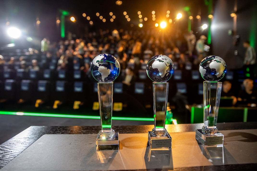 Die Pokale warten im Kino Abaton Zürich auf ihre neuen Besitzer.