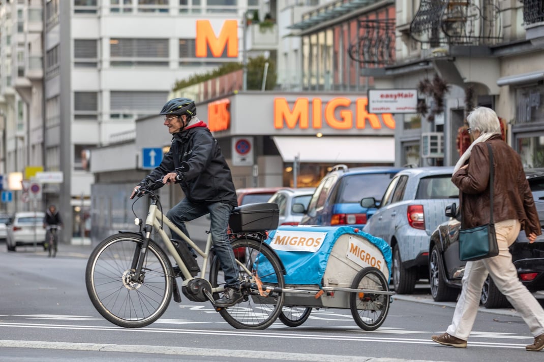 In der Stadt Luzern einkaufen, und das «ShoppingTaxi» bringt die schweren Taschen heim: Dank der Zusammenarbeit der IG Arbeit mit der Migros Luzern ist das seit sieben Jahren möglich – mit Erfolg.