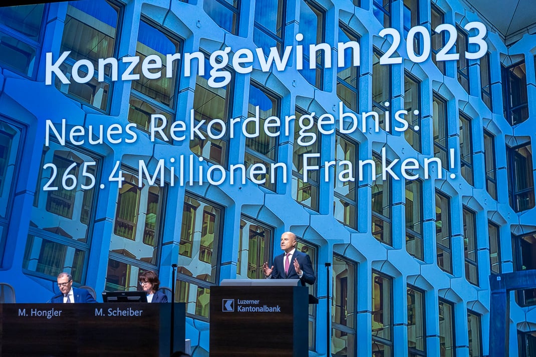 Daniel Salzmann, CEO der LUKB, überbringt frohe Nachrichten...