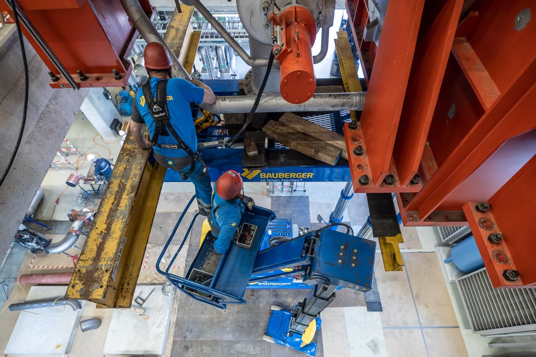 Revisionsarbeiten in der grossen Generatorenhalle