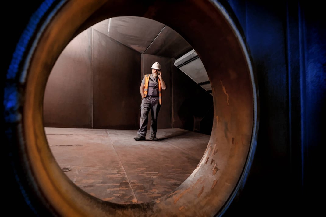 Markus Benz, Leiter mechanische Instandhaltung, kriecht in jeden Winkel der Anlage, hier im gigantischen Saugzuggebläse, wo die gereinigte Abluft zum Kamin geführt wird.