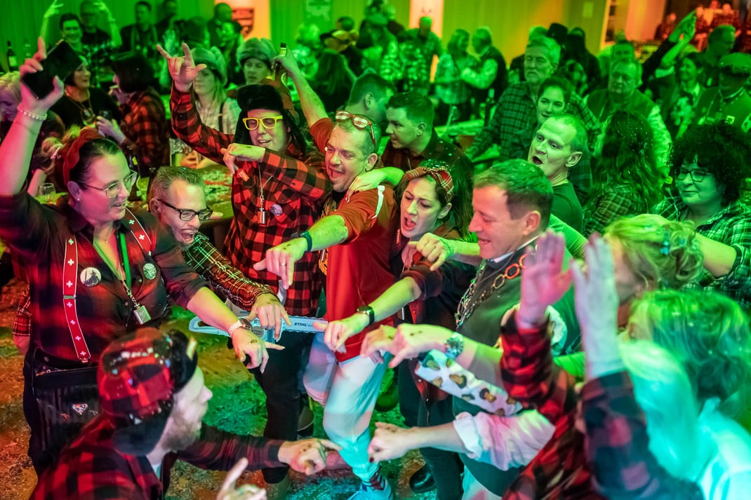 Halligalli in der Forsthütte: ein Schnupf auf den neuen Zunftmeister Raini