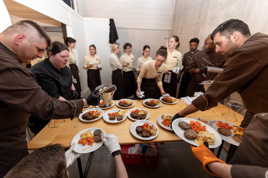 Ein LUKB-GL-Klassiker: Hacktätschli vom Weiderind mit Rotwein-Jus, Kartoffelgratin und glasierten Rüebli