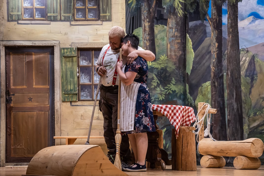 Wunderbares Dorftheater: Die Theatergruppe Flühli gastiert mit einem dreiteiligen Schwank im stilvoll restaurierten Saal des Hotel Kurhaus Flühli.