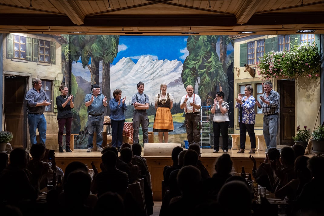 Wunderbares Dorftheater: Die Theatergruppe Flühli gastiert mit einem dreiteiligen Schwank im stilvoll restaurierten Saal des Hotel Kurhaus Flühli.