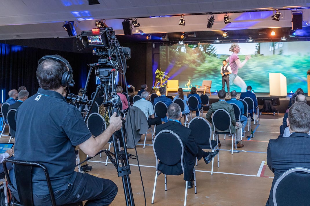 Sicherheitsabstand eingehalten: grosse Lücken im dünn gesäten Publikum...