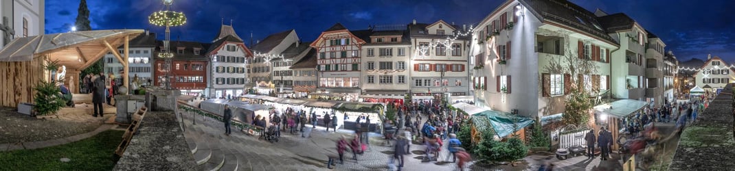 Blick von der Kirchenterrasse mit den lebensgrossen Krippenfiguten auf den Christkindli Märt im Stadtzentrum.