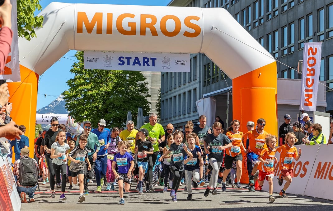 Diverse FAMIGROS-Familienläufe eröffneten den Luzerner Stadtlauf.