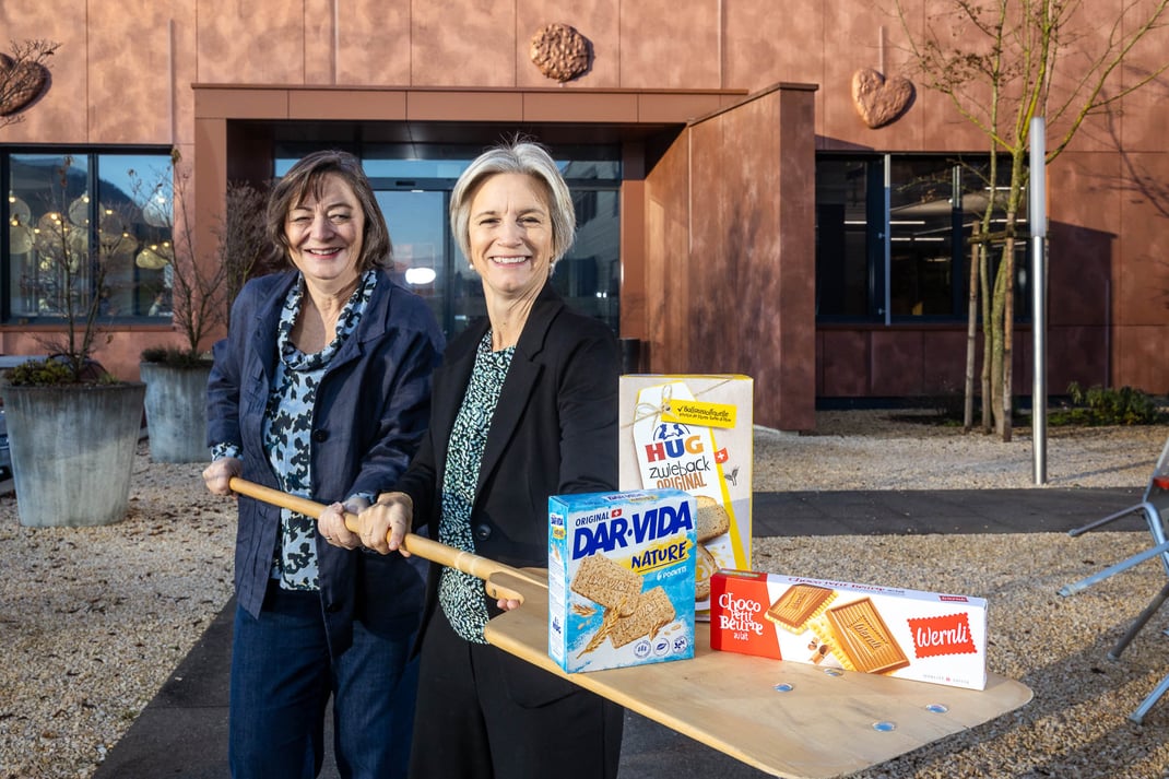  Die beiden Co-Geschäftsleiterinnen Anna Hug und Marianne Wüthrich mit ihren Erfolgsprodukten DAR-VIDA, Zwieback und Wernli.