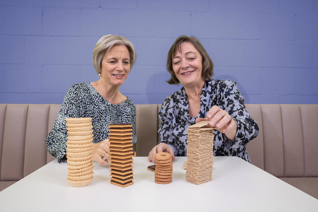 Die beiden Co-Geschäftsleiterinnen Die Geschaeftsleiterinnen Anna Hug und Marianne Wüthrich präsentieren auf originelle Art die erfreulichen Umsatzzahlen.